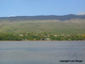 Blick vom Hafen auf Molokai