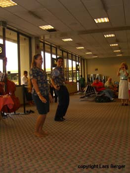 Hula-TÃƒÂ¤nzer auf dem Flughafen2